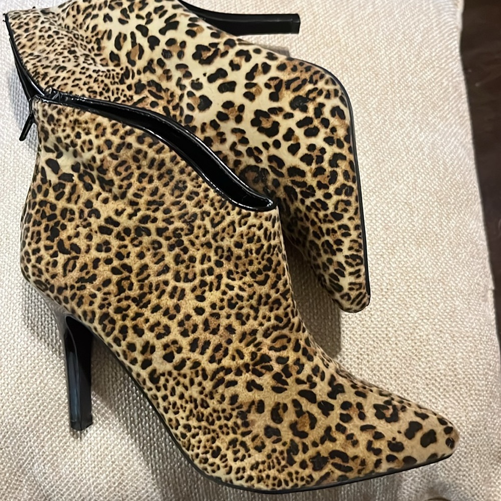 Carlos by Carlos Santana Animal Print Ankle boots size 6.5M